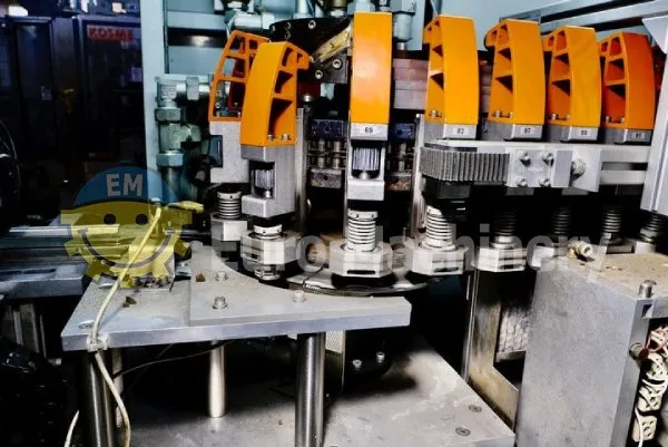 Blow moulding machine